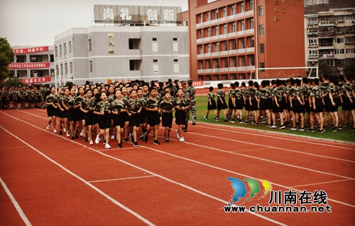 青春无悔逐梦扬威&nbsp;泸州十八中举行初2021届学生军训(图7)