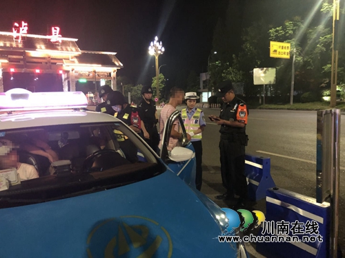 泸县公安局所队连续查获超载违法行为(图1)