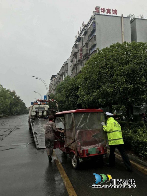 泸县公安局交警大队加强城区交通秩序整治助推“扫黑除恶”专项斗争工作(图1)