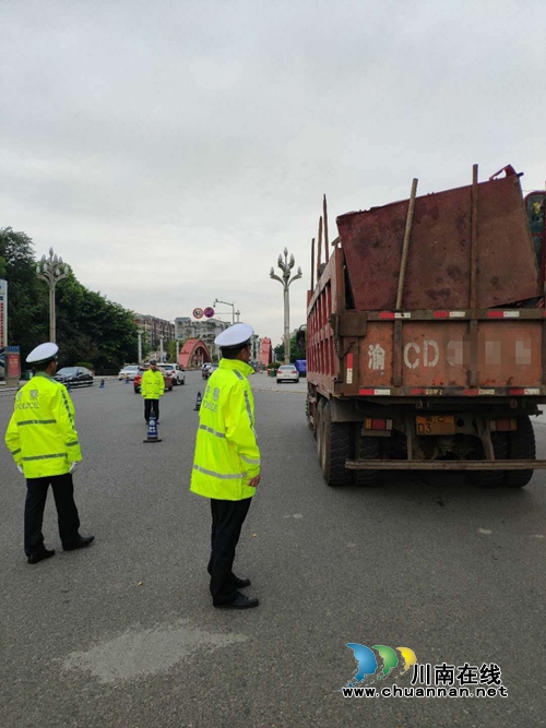 泸县公安局交警大队加强城区交通秩序整治助推“扫黑除恶”专项斗争工作(图2)