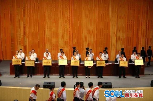 合江县脱贫摘帽&nbsp;50个集体100名个人获表彰(图2)