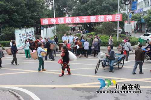 泸县喻寺镇创新开展“政法干警接待日”宣传活动(图1)
