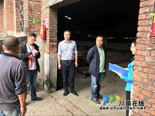 龙马潭区特兴街道组织开展节前安全生产、食品安全联合检查(图1)