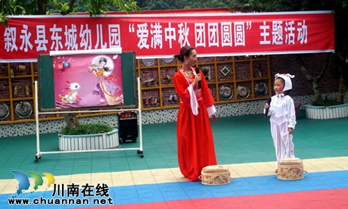 打糍粑尝月饼 泸州学校开展活动庆中秋(图1) 打糍粑尝月饼 泸州学校开展活动庆中秋(图1)