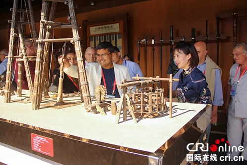 中外诗人近距接触盐与彩灯&nbsp;了解自贡传统文化(图1)