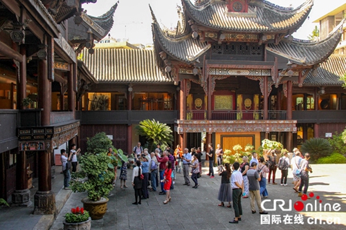 中外诗人近距接触盐与彩灯&nbsp;了解自贡传统文化(图2)