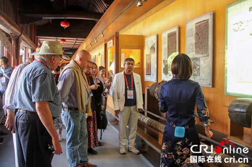 中外诗人近距接触盐与彩灯&nbsp;了解自贡传统文化(图3)