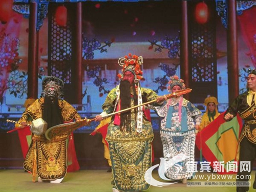 川滇黔14市州京剧票友艺术展演会在宜宾举行(图2) 川滇黔14市州京剧票友艺术展演会在宜宾举行(图2)