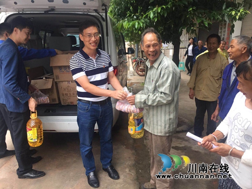 纳溪区城管执法局党支部到扶贫村开展主题党日活动(图1)