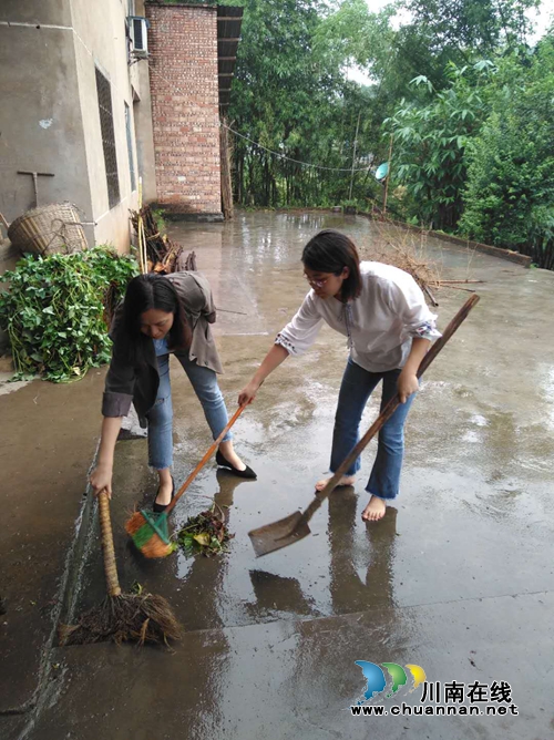 纳溪区城管执法局党支部到扶贫村开展主题党日活动(图2)