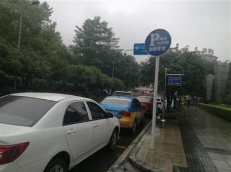 占位不方便 泸州如厕专用车位遭遇“霸停”(图1) 占位不方便 泸州如厕专用车位遭遇“霸停”(图1)