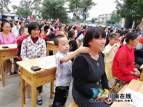 泸县百和镇小学举行新生“开笔礼”活动(图1) 泸县百和镇小学举行新生“开笔礼”活动(图1)