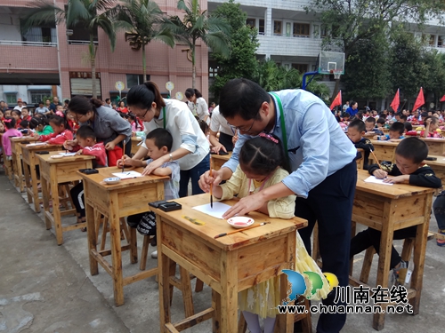 泸县百和镇小学举行新生“开笔礼”活动(图2) 泸县百和镇小学举行新生“开笔礼”活动(图2)