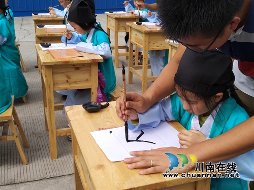 泸县百和镇小学举行新生“开笔礼”活动(图4) 泸县百和镇小学举行新生“开笔礼”活动(图4)