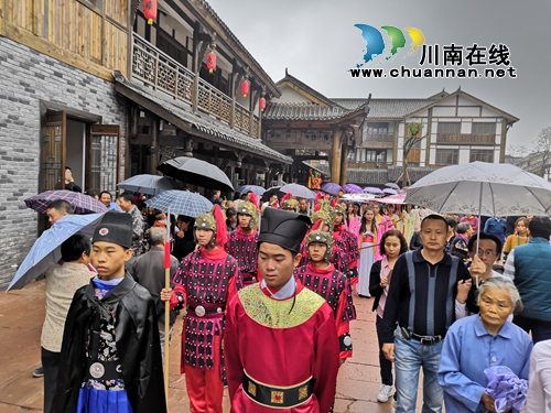 泸州尧坝驿盛大开街 “华夏百家姓”备受期待(图6) 泸州尧坝驿盛大开街 “华夏百家姓”备受期待(图6)