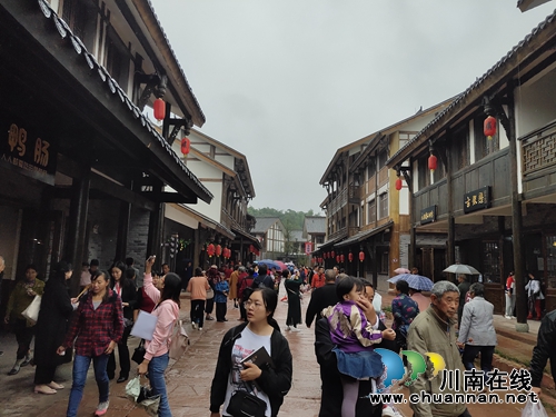 泸州尧坝驿盛大开街 “华夏百家姓”备受期待(图8) 泸州尧坝驿盛大开街 “华夏百家姓”备受期待(图8)