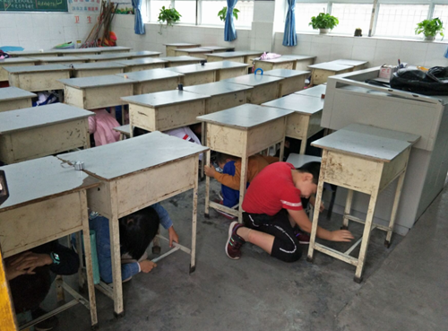 叙永县银顶小学开展“防震减灾”应急疏散演练(图2)