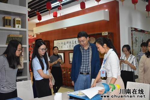 泸州市妇联带队到江阳区华阳街道竹苑社区检查“妇女儿童之家”建设工作(图1)