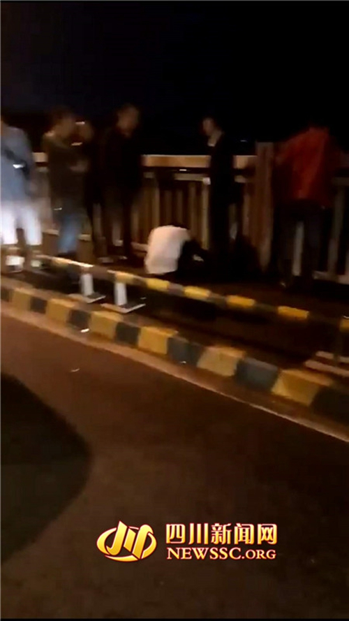 泸州男子翻栏杆欲跳桥&nbsp;三名的哥奋力相救(图1)