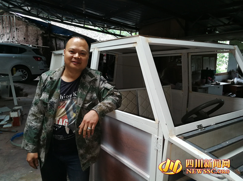 自贡牛人用木工手艺造出一辆“电动汽车”(图1)
