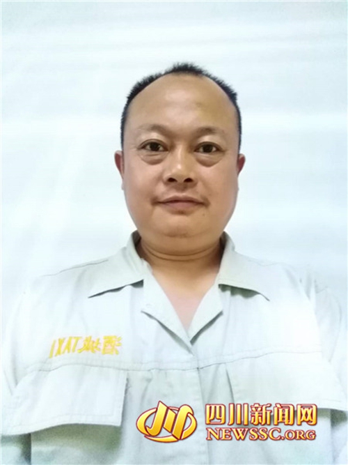 泸州男子翻栏杆欲跳桥&nbsp;三名的哥奋力相救(图2)