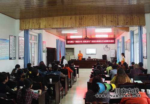 龙马潭开展垃圾分类我先行志愿者服务活动(图1)