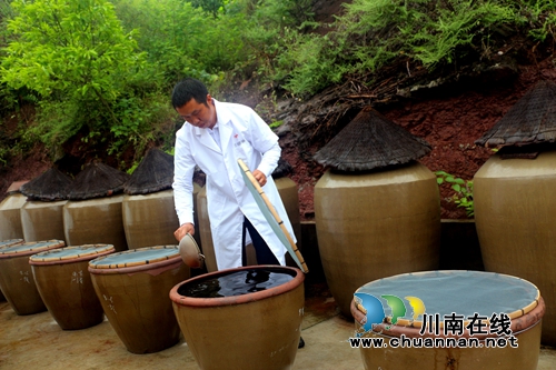 黄豆变“黄金豆”&nbsp;泸州农家女酿豆油带人致富(图2)