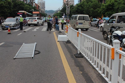 泸州司机撞倒9岁童弃车逃逸&nbsp;路人抬车救人(图1)