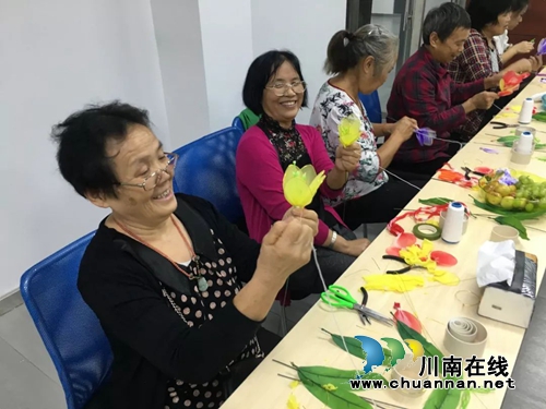 江阳区华阳街道华宜社区开展“花好月圆·快乐中秋”手工制作活动(图1)