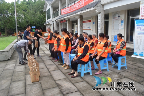 江阳区华阳街道西岸村开展“我们的节日.中秋节”慰问保洁员主题活动(图1)