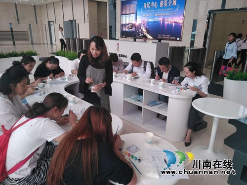 江阳区佳乐商圈党委举办“中秋画团圆”活动(图1) 江阳区佳乐商圈党委举办“中秋画团圆”活动(图1)