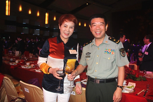 香港工商总会换届&nbsp;川籍港商唐安英任会董会会长(图6)