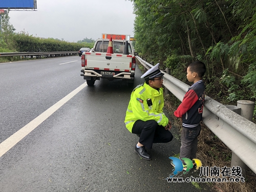 粗心爷爷遗忘小男孩&nbsp;&nbsp;高速交警热心救助(图1)