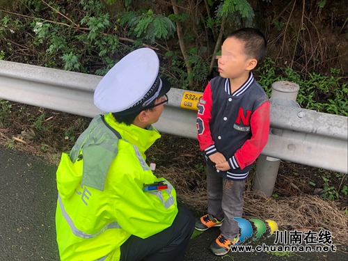 粗心爷爷遗忘小男孩&nbsp;&nbsp;高速交警热心救助(图2)