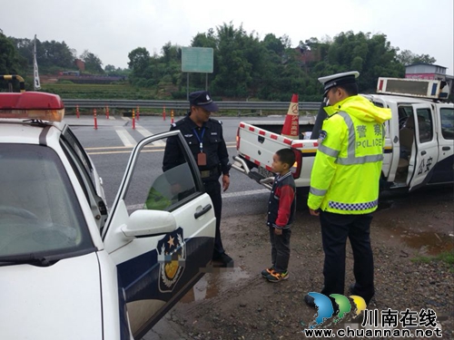 粗心爷爷遗忘小男孩&nbsp;&nbsp;高速交警热心救助(图4)