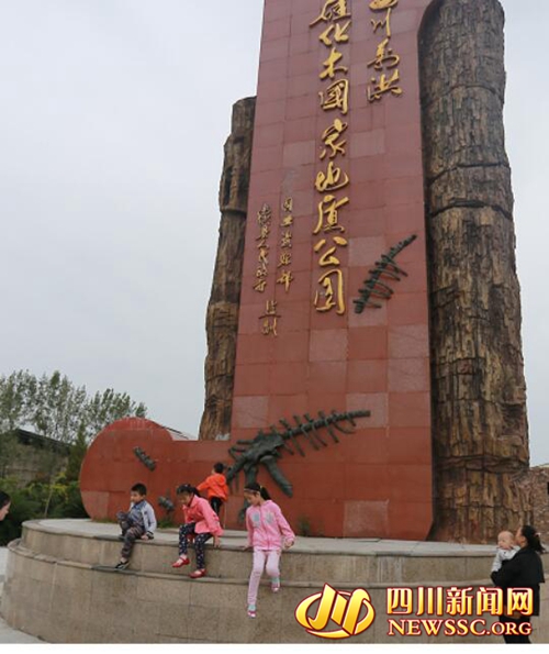 不去游客扎堆的景区&nbsp;重庆父亲带娃娃学古生物(图1)