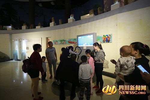 不去游客扎堆的景区&nbsp;重庆父亲带娃娃学古生物(图2)
