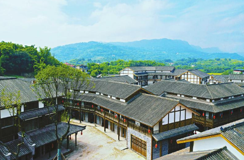 国庆黄金周&nbsp;泸州市民雨中逛古镇热情不减(图1)