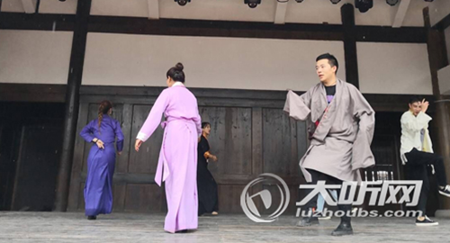 国庆黄金周&nbsp;泸州市民雨中逛古镇热情不减(图4)