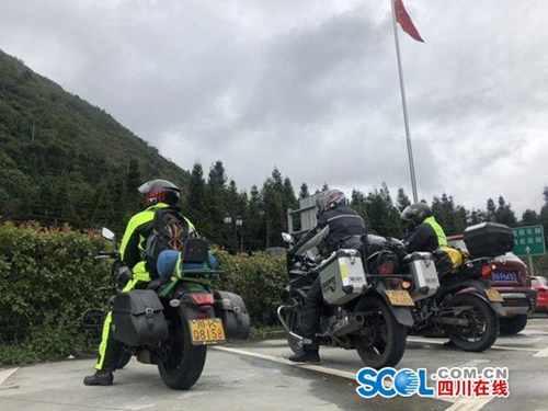 被群信息误导&nbsp;内江摩手骑车上雅西高速被罚(图1)