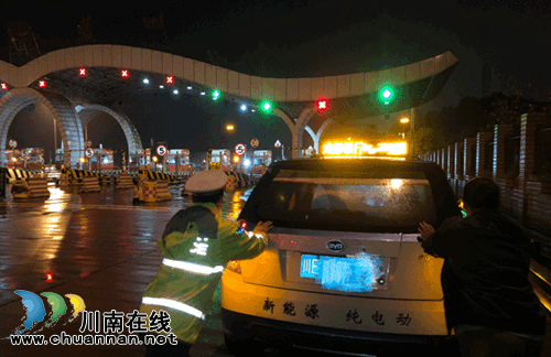 泸州：电动汽车高速上没电&nbsp;交警乘客一路推行(图1)