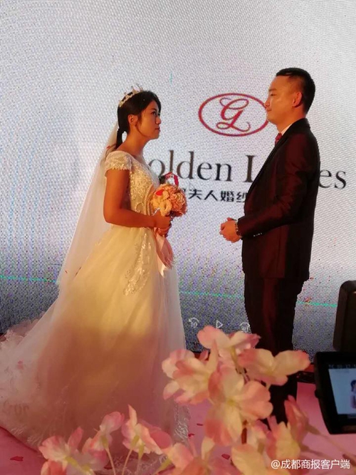 自贡新人婚礼秀另类恩爱，看得亲友目瞪口呆(图1)