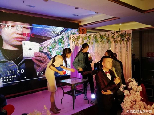 自贡新人婚礼秀另类恩爱，看得亲友目瞪口呆(图3)