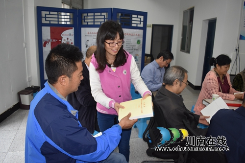 江阳区华阳街道竹苑社区开展“缅怀先烈.致敬英雄”主题党日活动(图2)