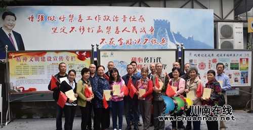 江阳区华阳街道竹苑社区开展“缅怀先烈.致敬英雄”主题党日活动(图4)