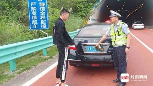 迷彩套遮挡号牌&nbsp;成自泸高速路上小车被抓现行(图2)