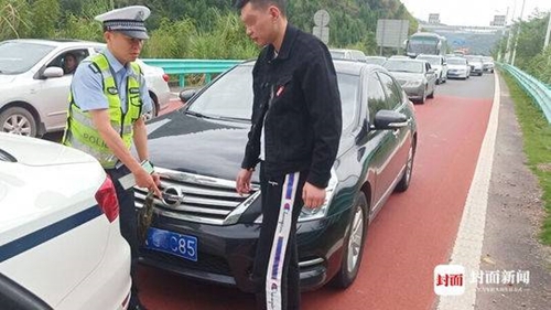 迷彩套遮挡号牌&nbsp;成自泸高速路上小车被抓现行(图1)