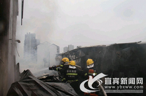 居民楼顶违建层着火&nbsp;宜宾消防紧急疏散居民(图1)