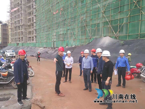 古蔺县委常委、常务副县长宋庆长开展国庆前安全大检查(图1)