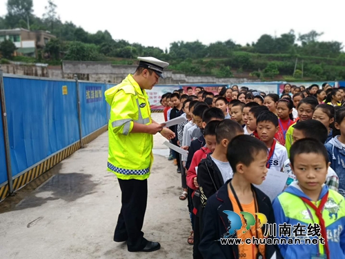 高速交警三支队六大队开展“秋风进校送安全”活动(图3)